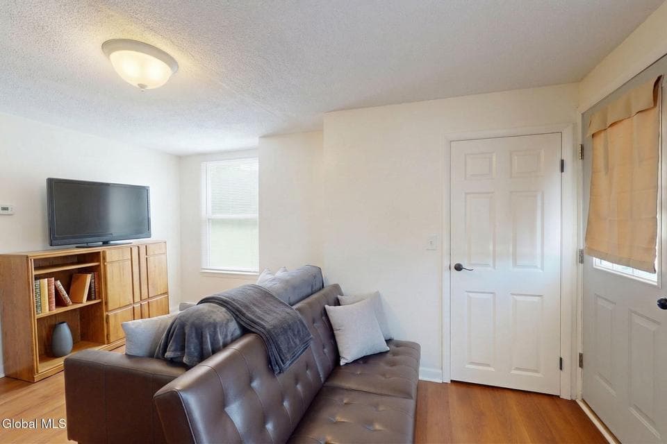 11 Elm Street, photo 3