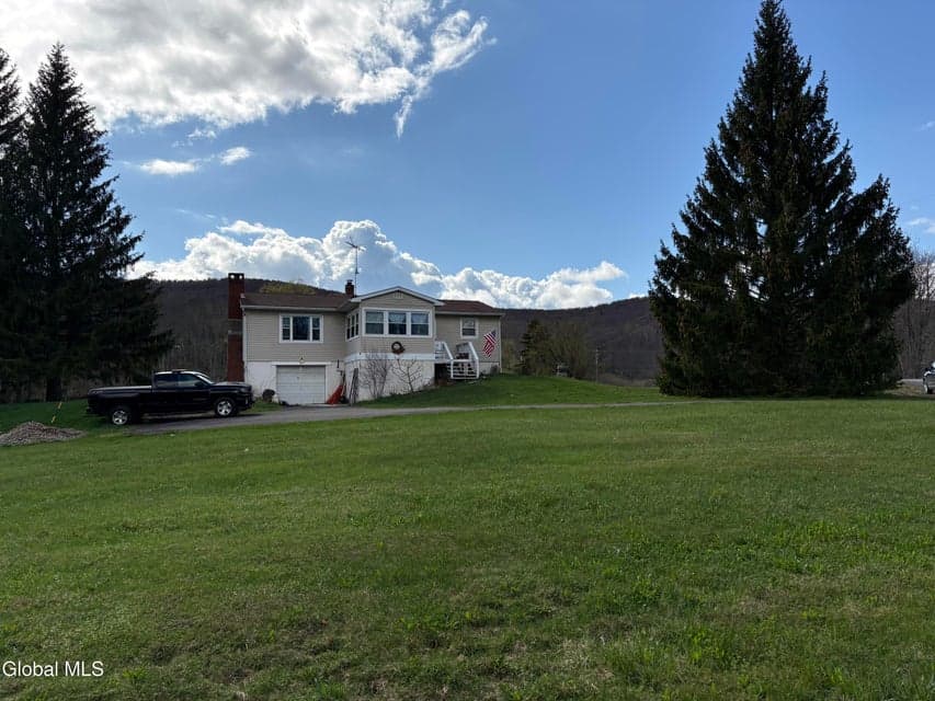 693 NY-10, photo 1