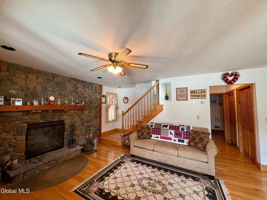 102 Shoreline Drive, photo 3