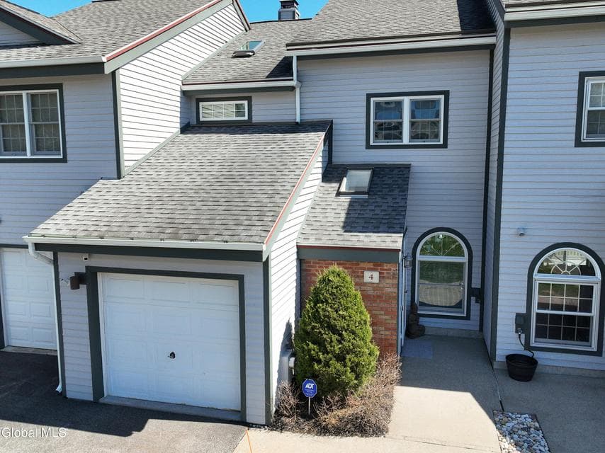 4 Beach Court, photo 1