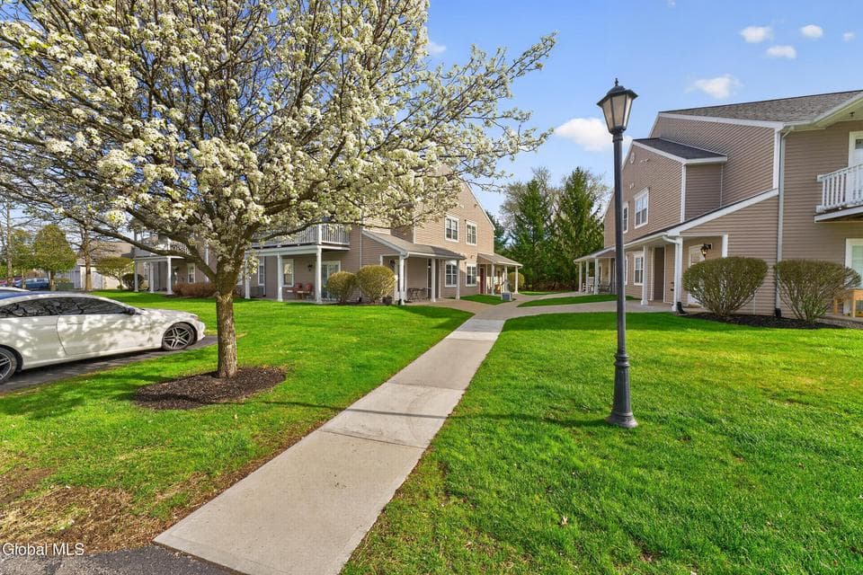 503 Evergreen Place, photo 2