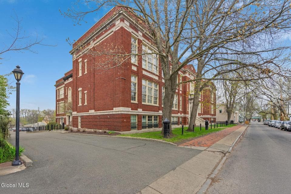 137 Front Street, photo 2