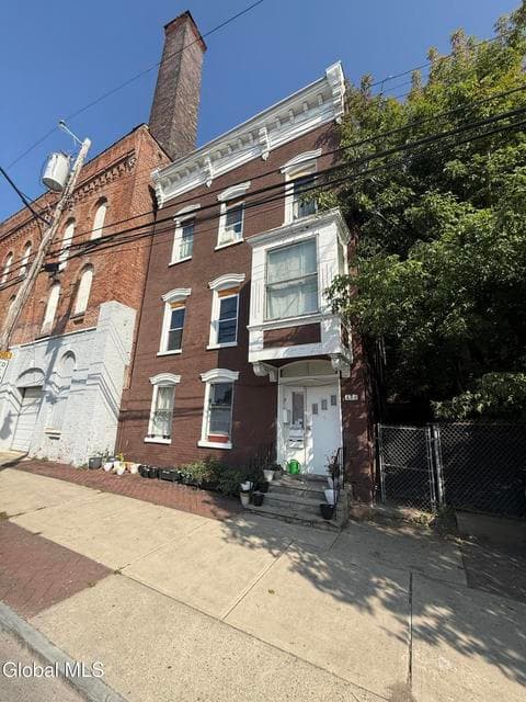 486 4th Street, photo 1