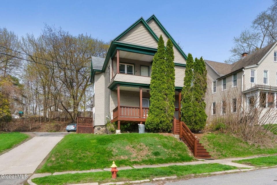 8 McCleary Avenue, Amsterdam, NY 12010