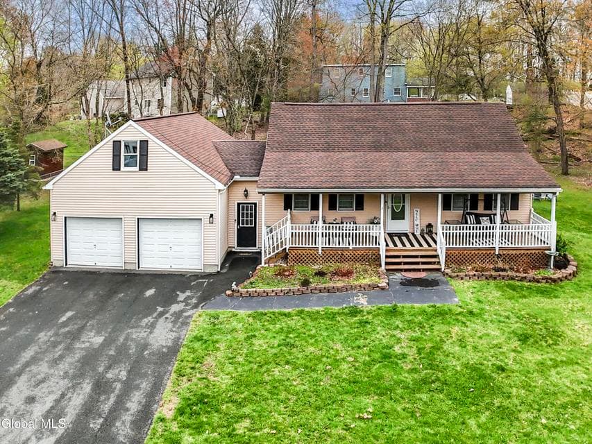 1686 JULIANNE Drive, Schodack, NY 12033