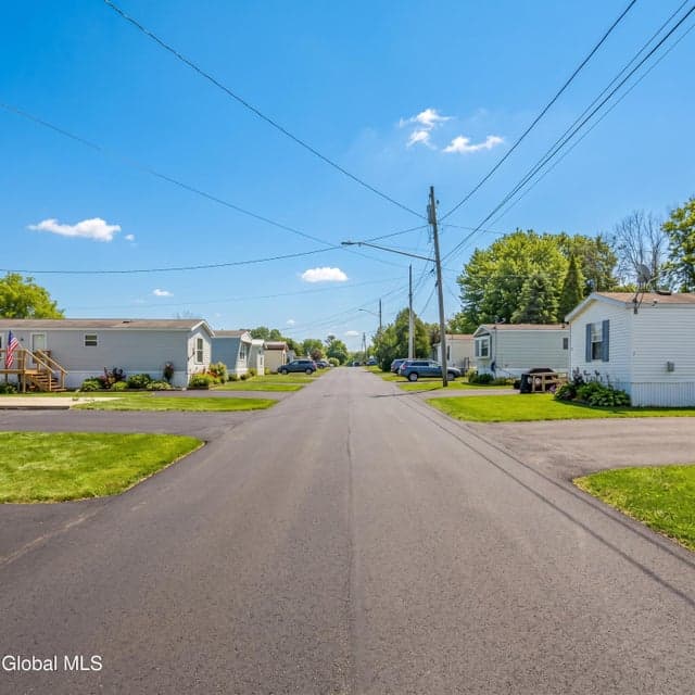 40 Meadow Lane, photo 1