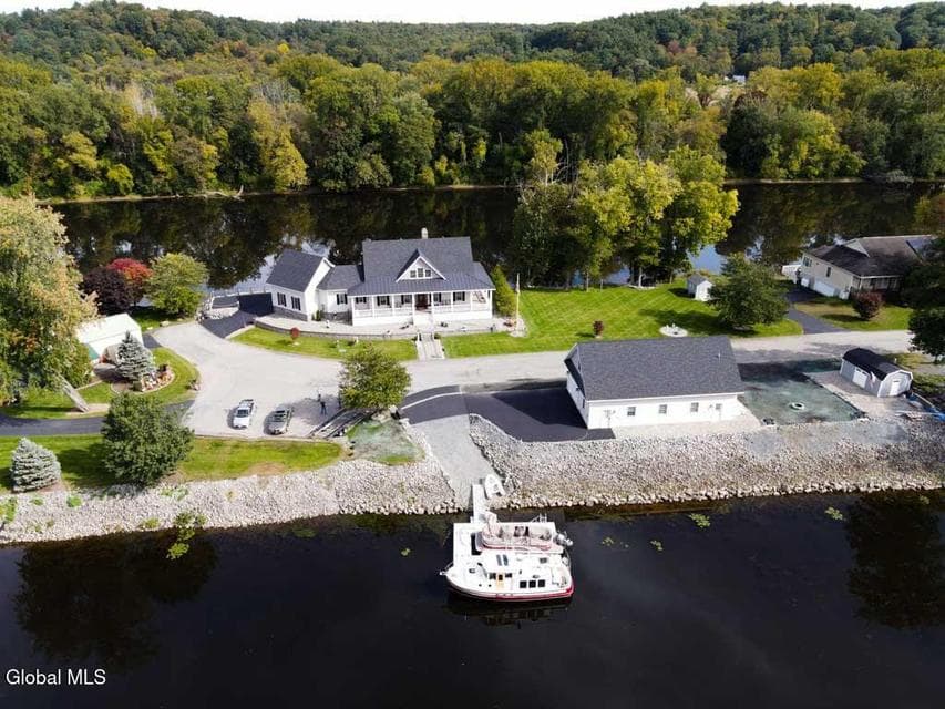 17 Schuyler Island Drive, Schuylerville, NY 12871