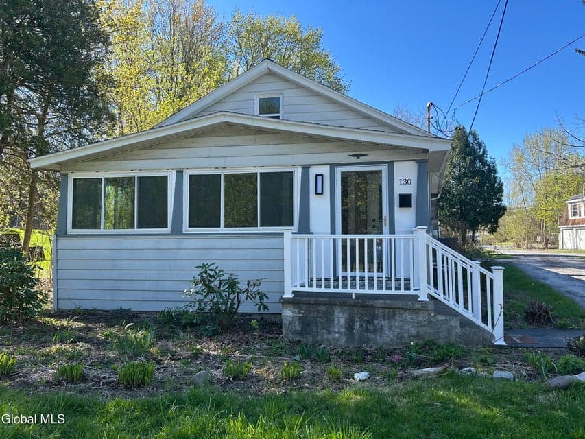 130 Manor Avenue, photo 2