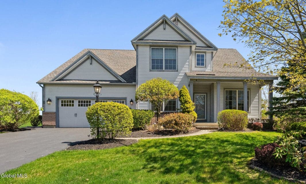 4 Camden Court, Halfmoon, NY 12118