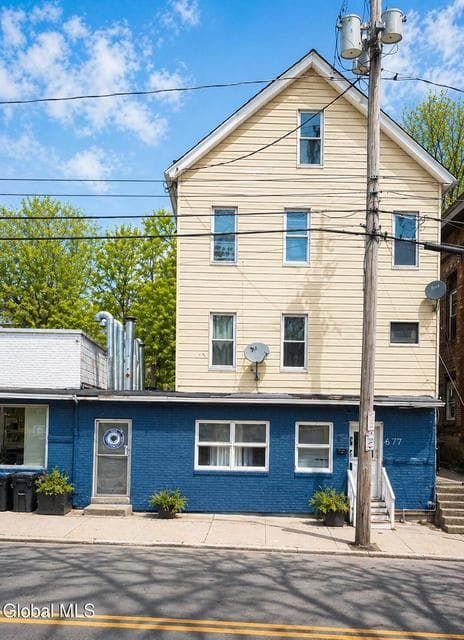 677 Pawling Avenue, photo 1