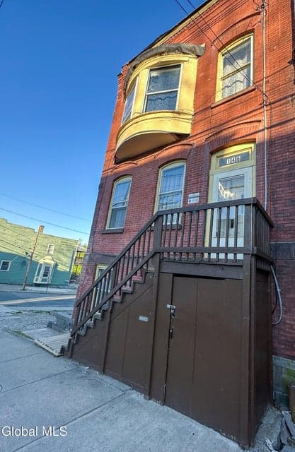 146 Lark Street, photo 1