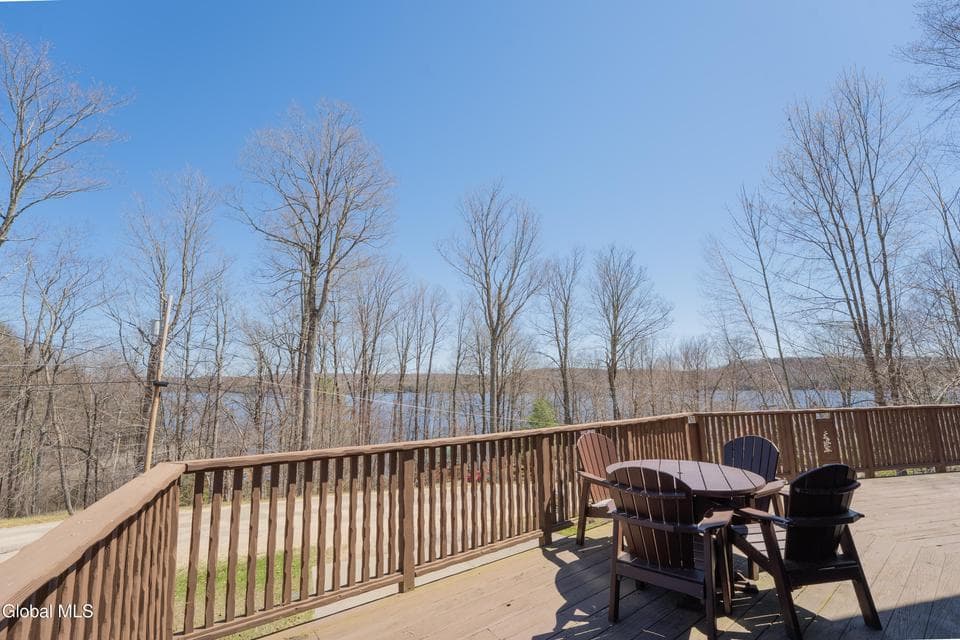 157 Maplewood Drive, photo 2