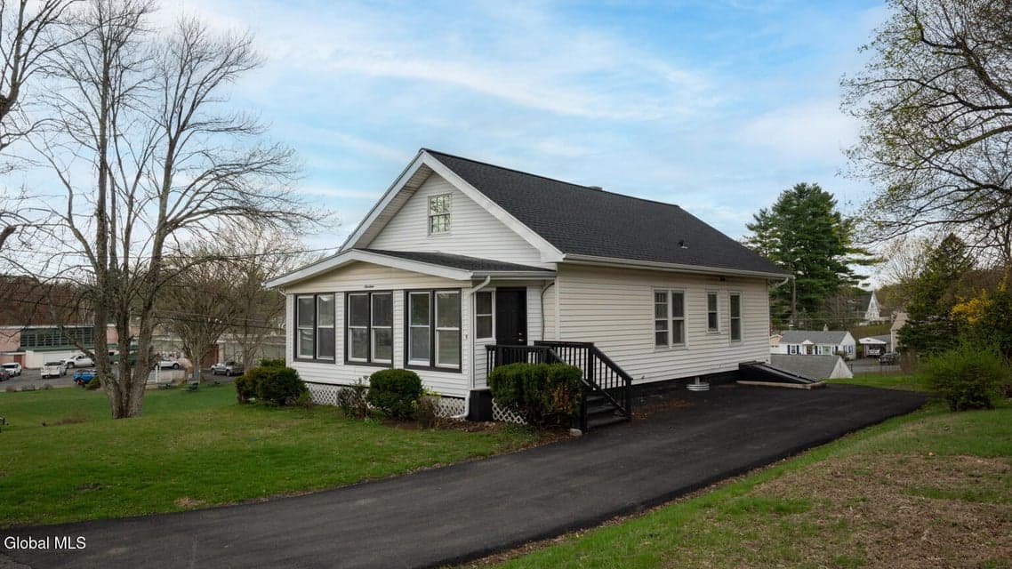 19 Elmwood Court, North Greenbush, NY 12198