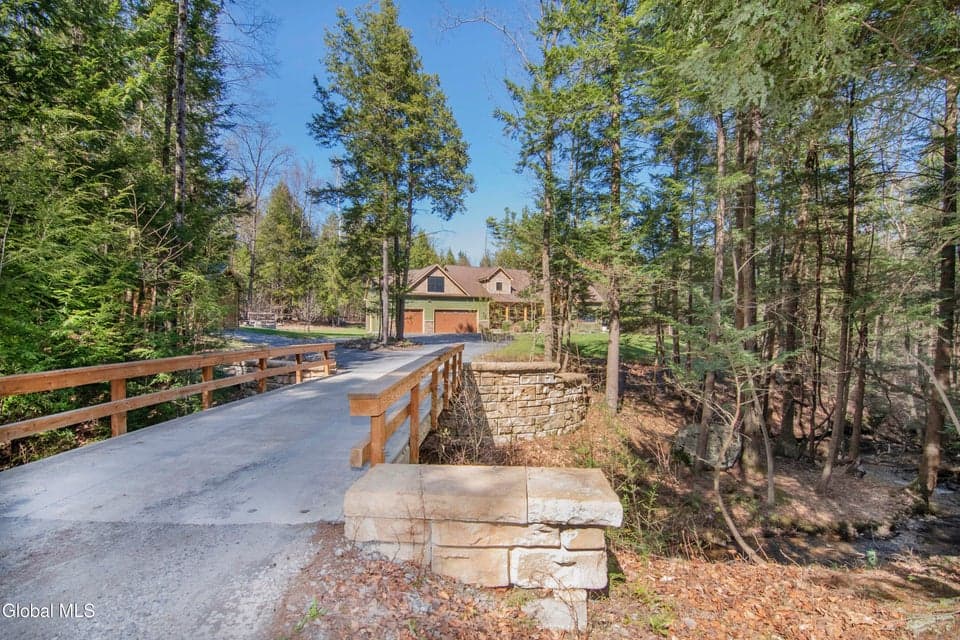 16 Humes Road, photo 1