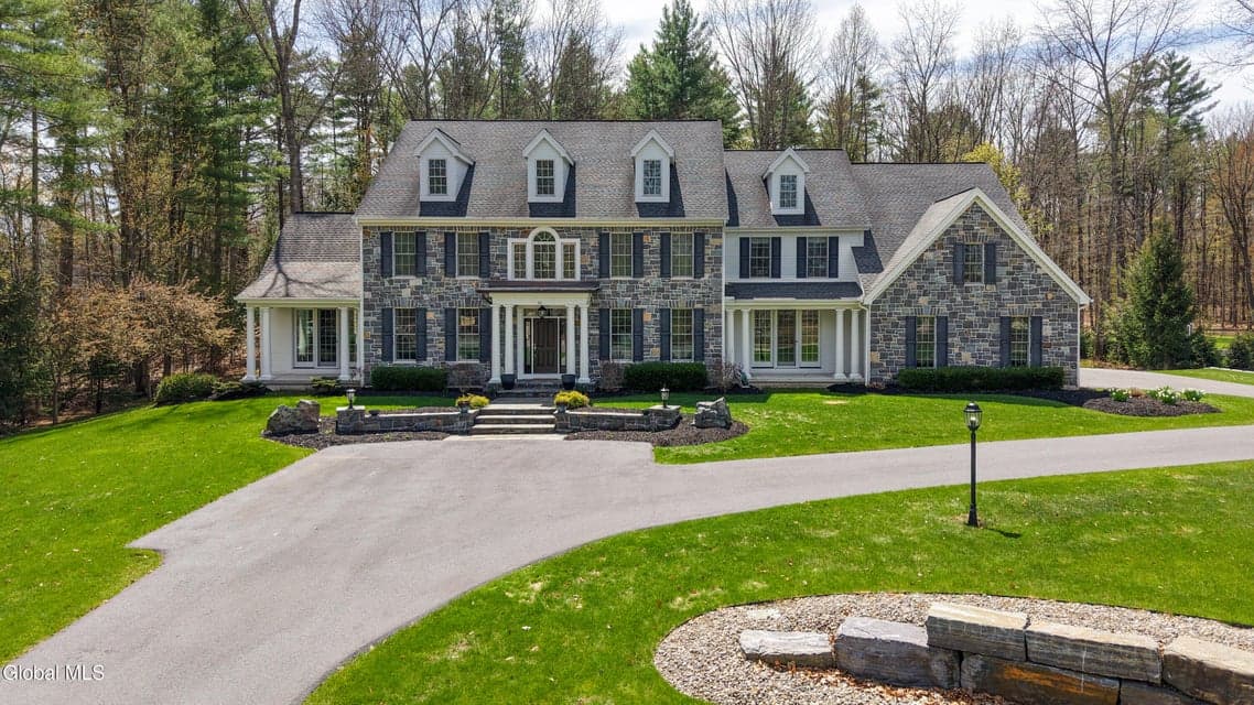 52 Winding Brook Drive, photo 2