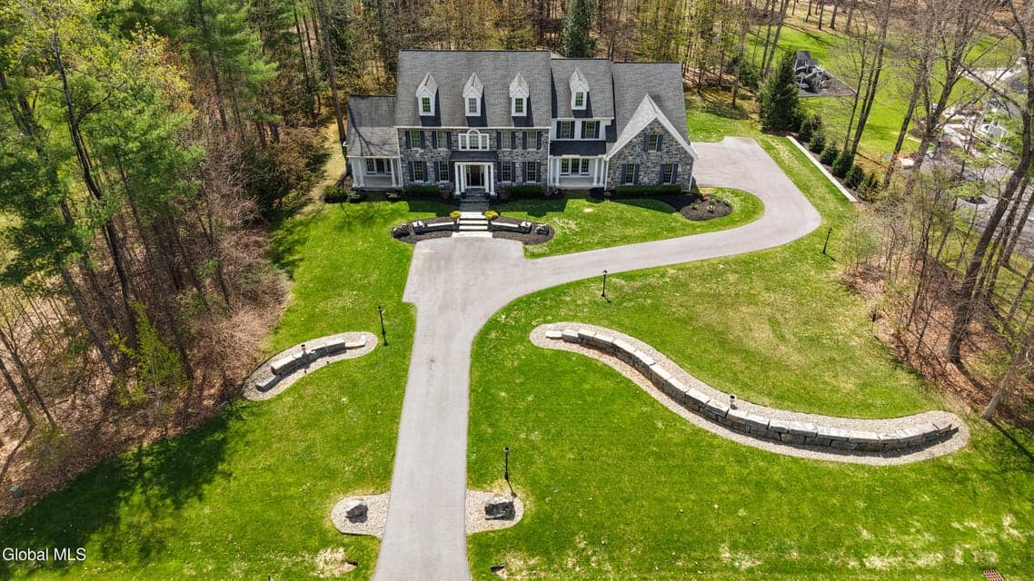 52 Winding Brook Drive, photo 3