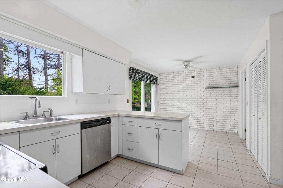 92 Fleetwood Avenue, photo 4