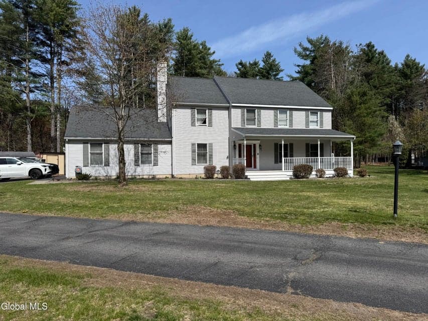 20 Queens Lane, Queensbury, NY 12804