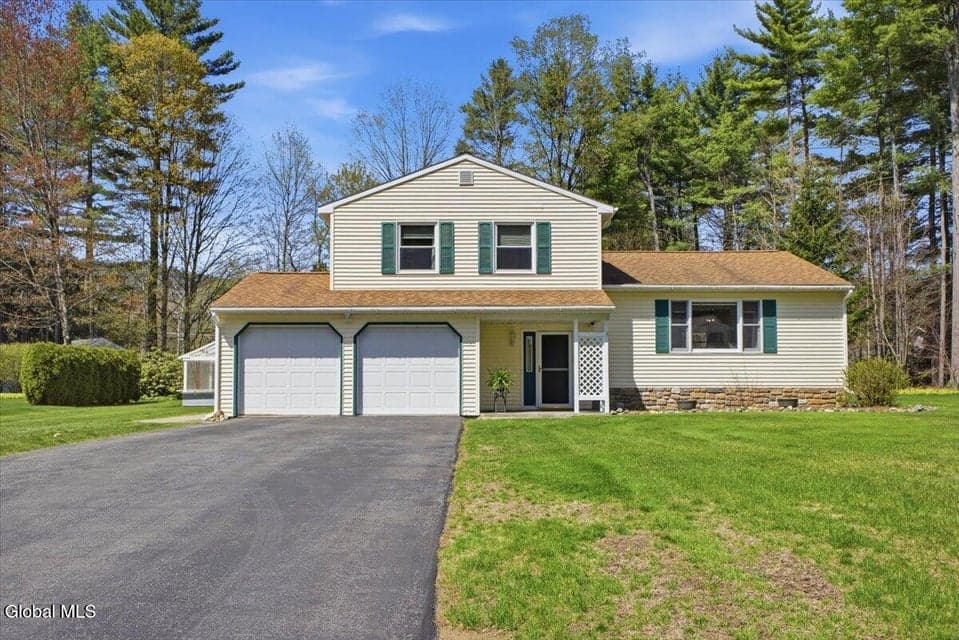 10 Queen Diana Lane, Queensbury, NY 12804