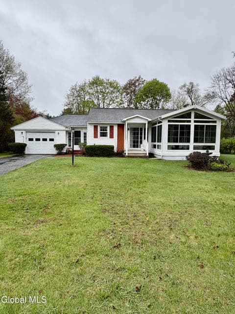 28 Woodlawn Avenue