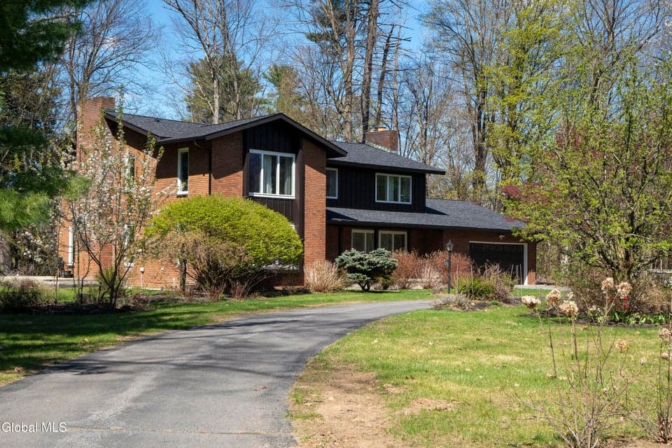15 Roberts Lane, Saratoga Springs, NY 12866