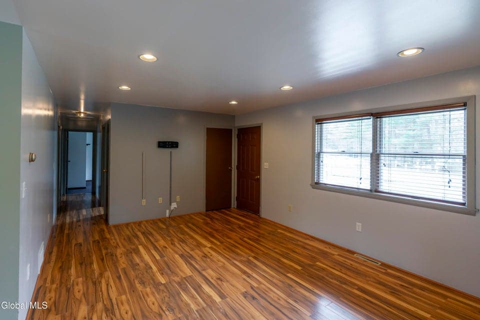 4755 New York 50, photo 5