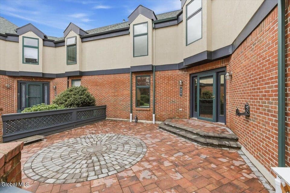 214 Colonial Avenue, photo 3