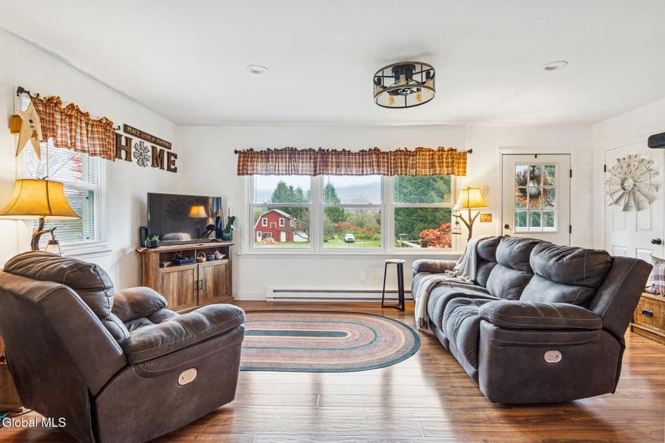 64145 NY-10, photo 3