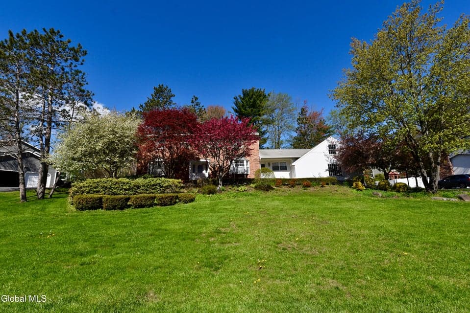 1205 Viewmont Drive, Niskayuna, NY 12309