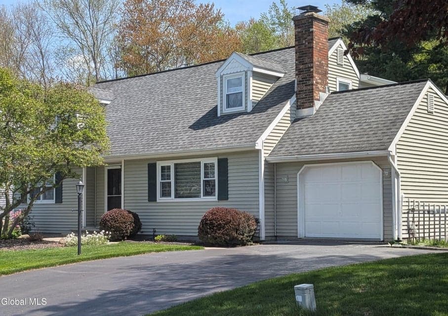 27 Hancock Drive, Bethlehem, NY