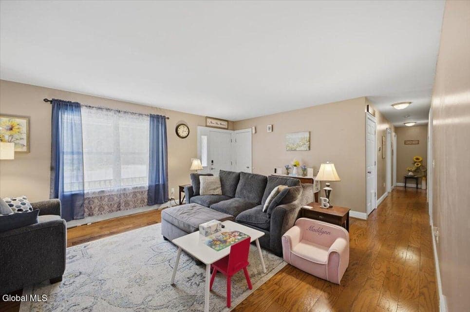 4 Mockingbird Lane, photo 5