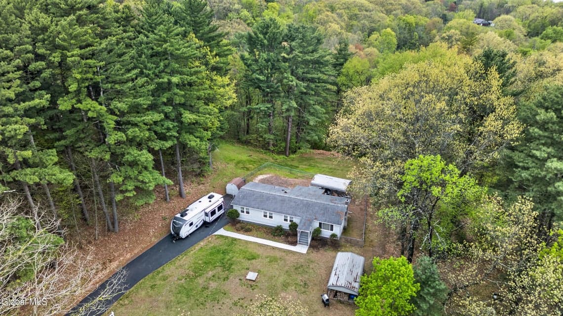 733 Pine Woods Road, photo 2