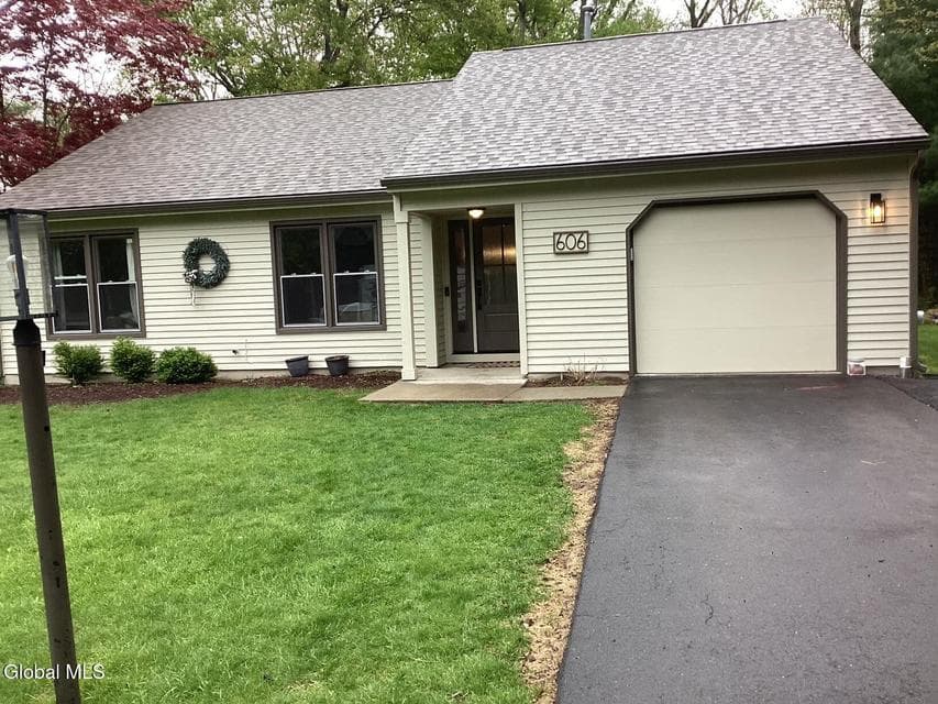 606 Top Ridge Drive, Guilderland, NY 12203