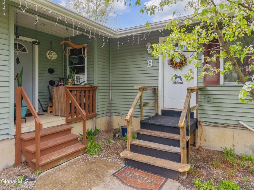 4.05 acres · Duplex, photo 1