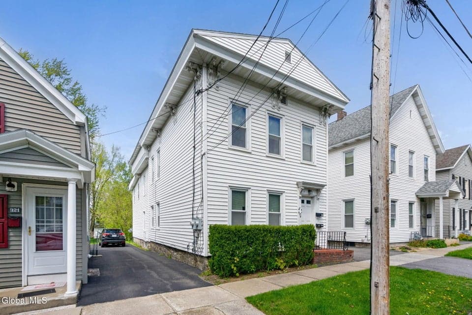 319 W Clinton Street, photo 2