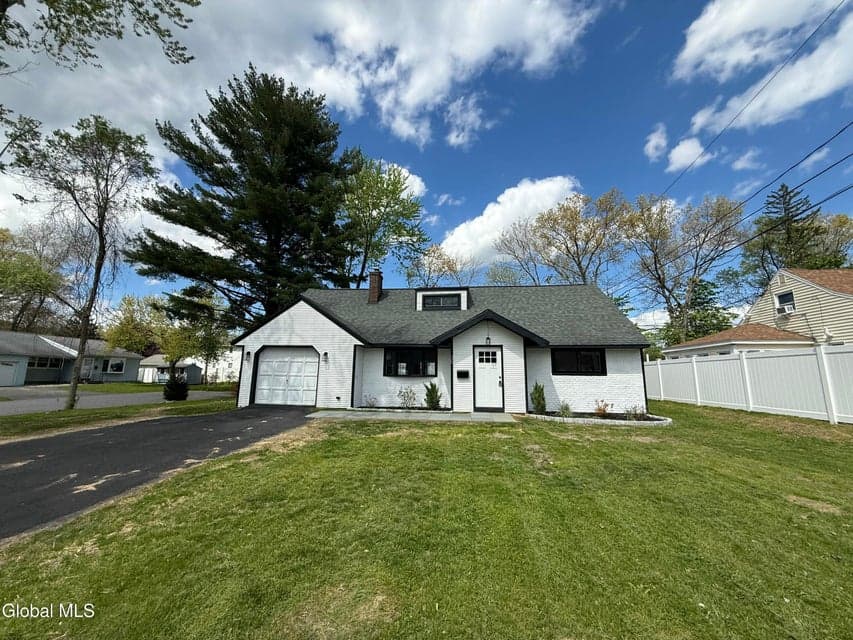 35 Knob Hill Road, Colonie, NY 12211