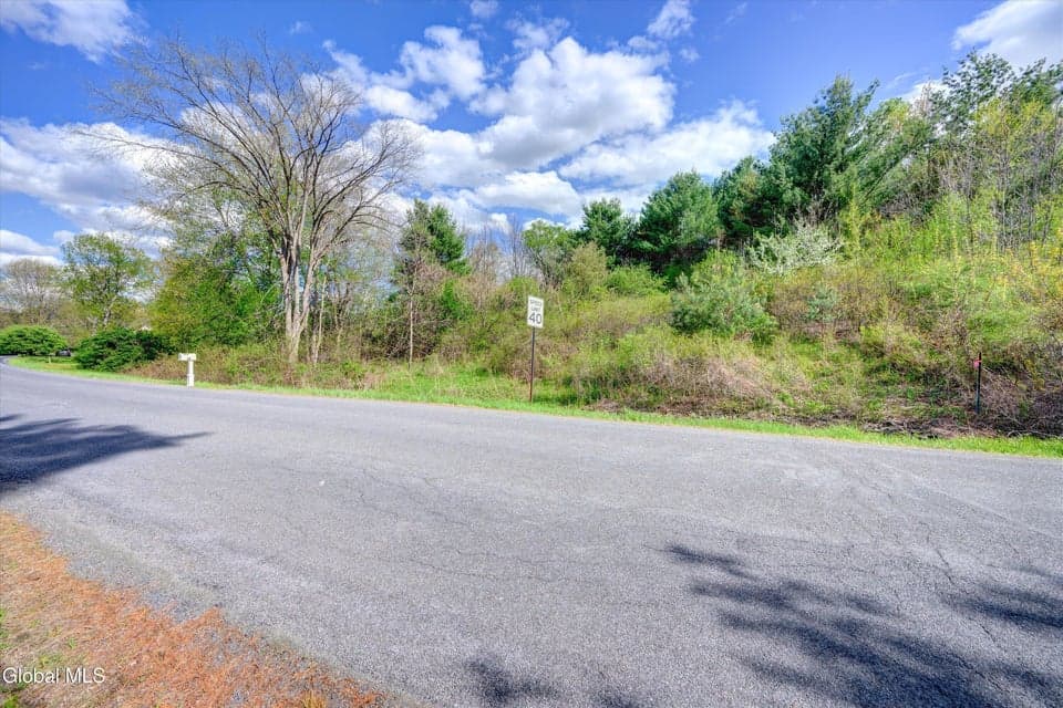L37.4 Burden Lake Road, photo 2
