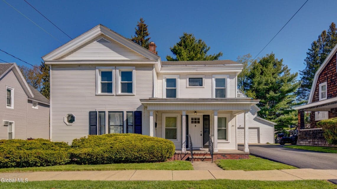 37 E 8th Avenue, Gloversville, NY 12078