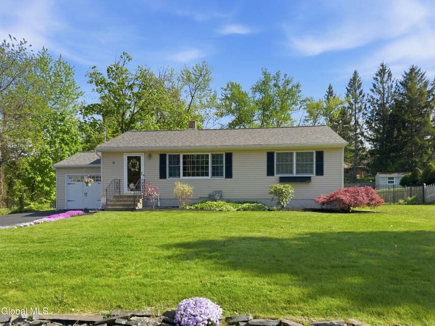 15 Homestead Drive, Colonie, NY 12110, photo 2