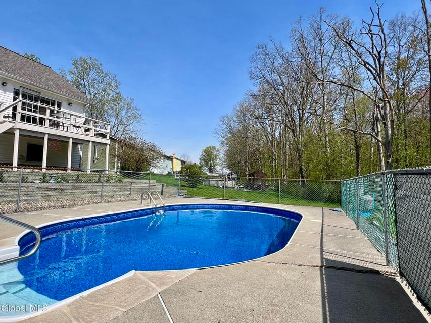 35 Frederick Drive, photo 2
