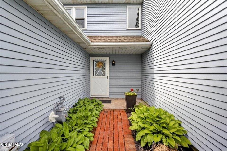 63 Constitution Court, Bethlehem, NY 12077, photo 3