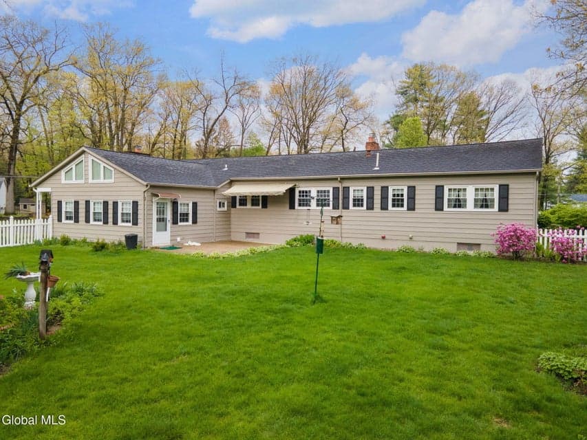 17 Barcelona Drive, Clifton Park, NY 12065, photo 2