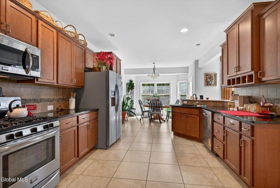 12 Carrington Court, Clifton Park, NY 12065, photo 2