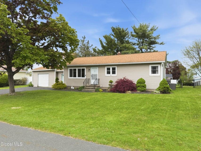 4 Earl Lynn Court, Cohoes, NY 12047, photo 1