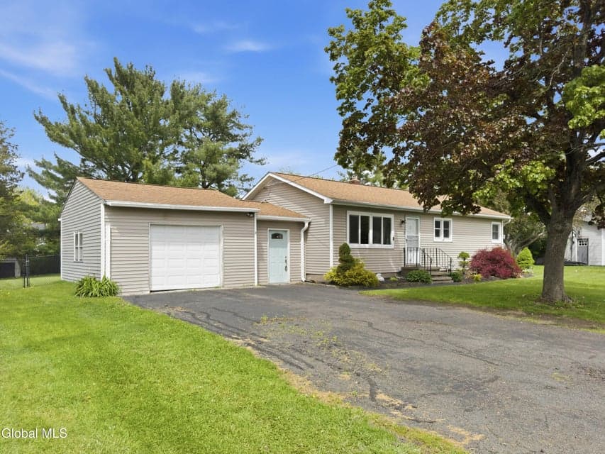 4 Earl Lynn Court, Cohoes, NY 12047, photo 2