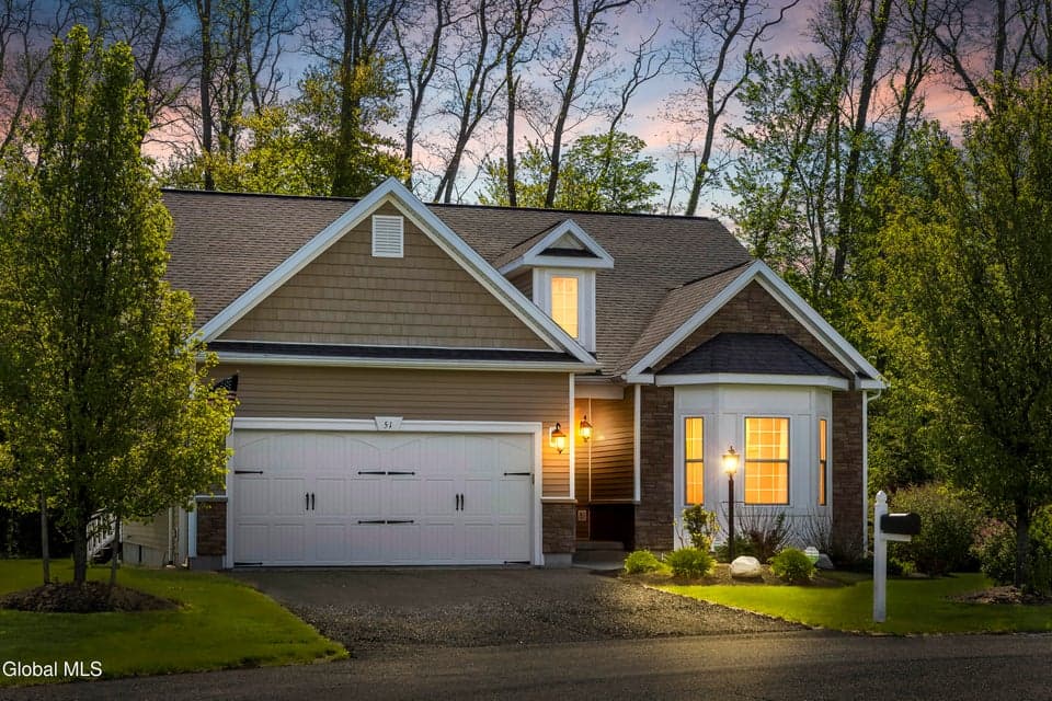 51 Flanders Lane, Bethlehem, NY 12203