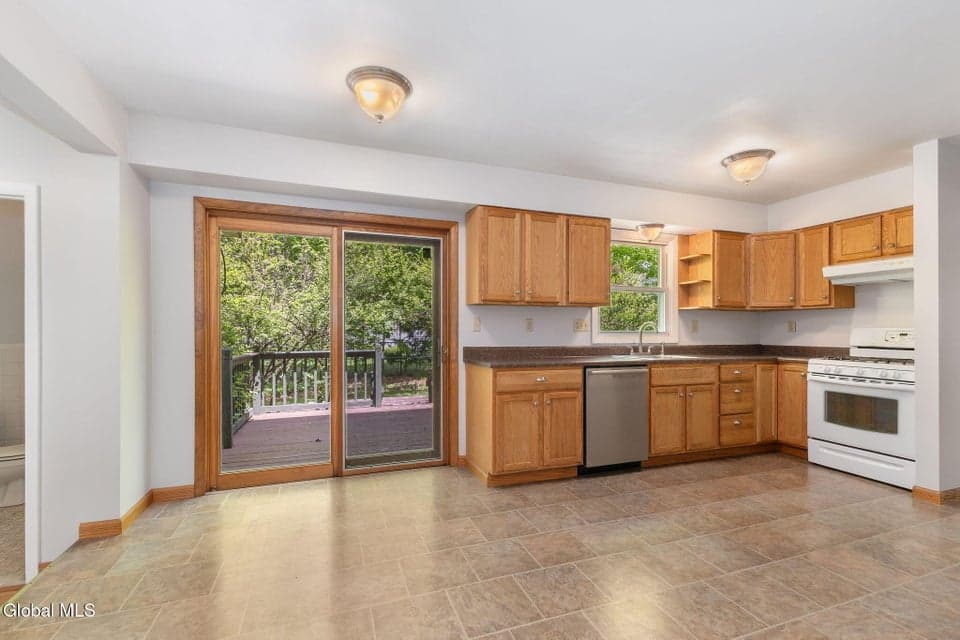 13 Pinehurst Drive, Clifton Park, NY 12065, photo 3