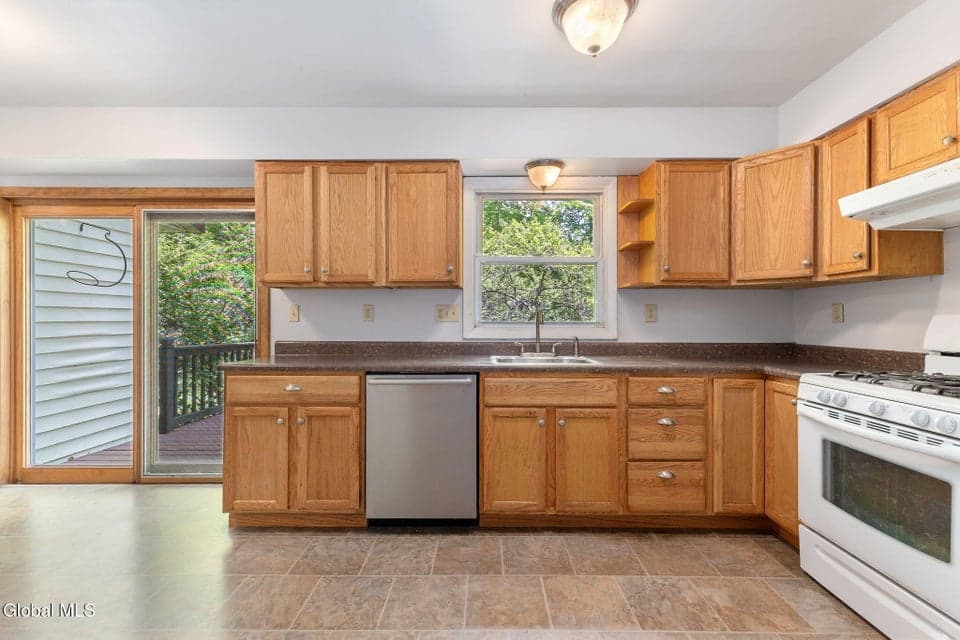 13 Pinehurst Drive, Clifton Park, NY 12065, photo 5