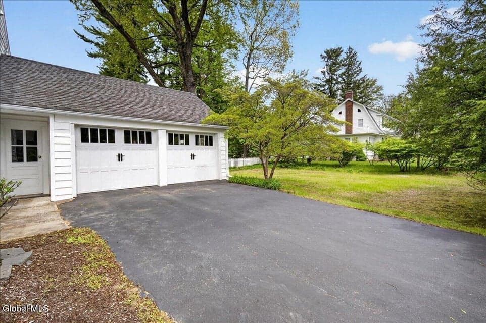 25 Pinedale Avenue, Bethlehem, NY 12054, photo 3