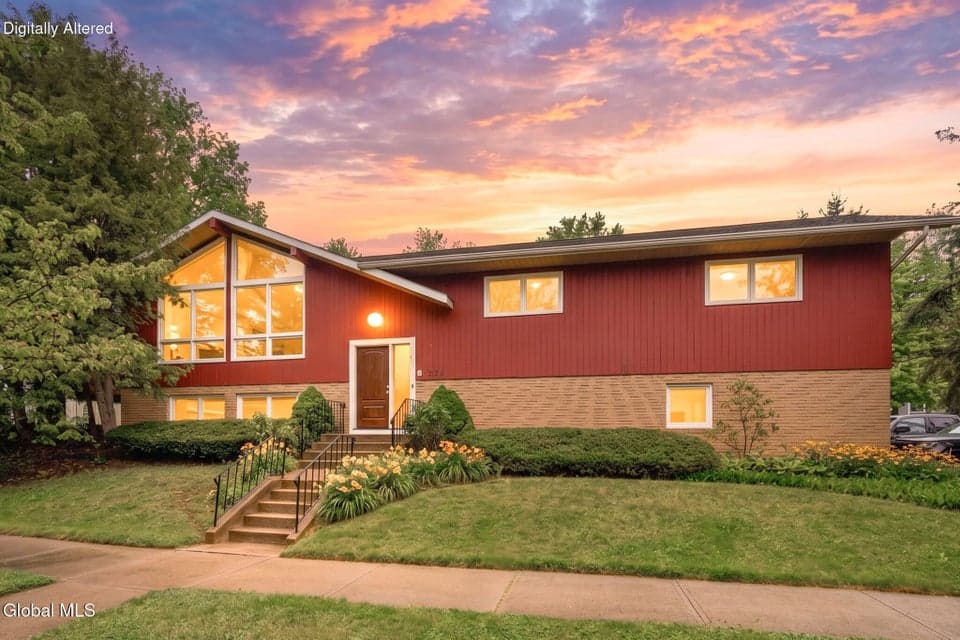 393 W Lawrence Street, photo 1